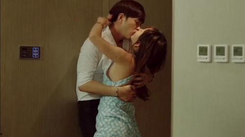 美女和帅哥亲吻揉胸视频大全床