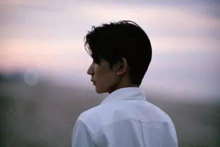 王源爆出飞机视频,揭秘明星出行细节